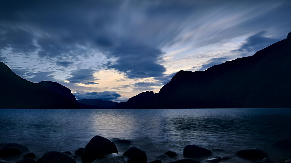 Dusk on Gjende, Norway - Flickr - Gael Varoquaux