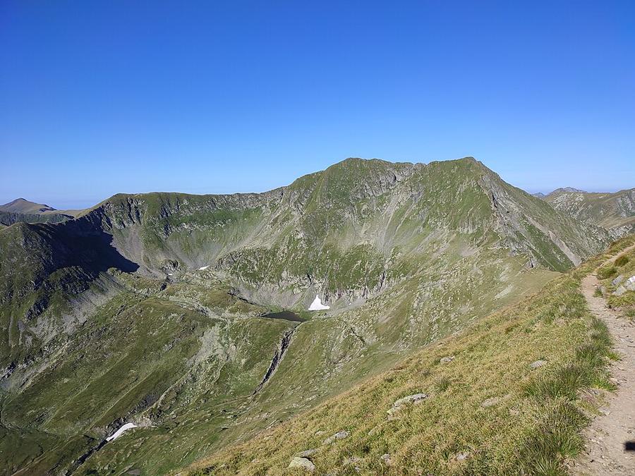 Moldoveanu and Viștea Mare peaks, Făgăraș Mountains, Romania - Flickr - xulescu g
