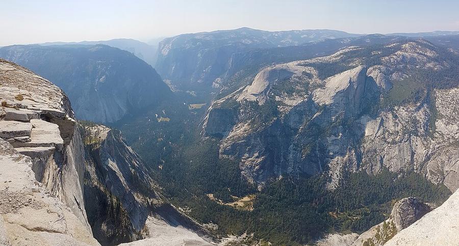 YosemiteValleyPanorma - Flickr - Conor Lawless