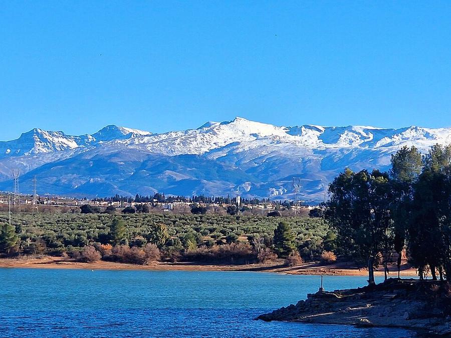 Sierra Nevada desde el embalse del Cubillas, en Atarfe Granada