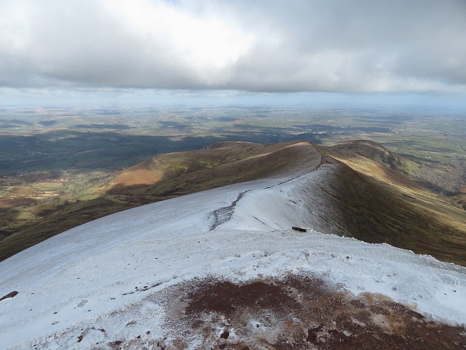 View along Cefn Cwm Llwch from Pen y Fan - geograph.org.uk
