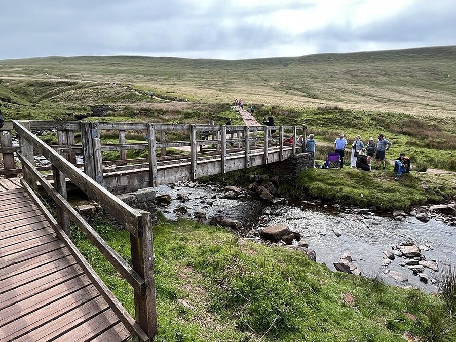 Footbridge over Blaen Taf Fawr - geograph.org.uk