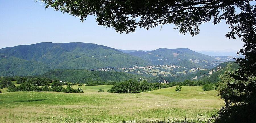 Baragazza vista dalla strada per Bruscoli